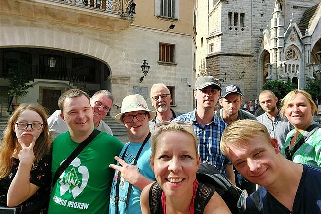 FuD-Leiterin Britta Eilers gemeinsam mit Klient:innen und Betreuer:innen auf Mallorca