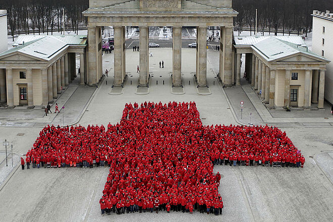 Jubiläum 150 Jahre DRK: Rotes Kreuz vor dem Brandenburger Tor in Berlin